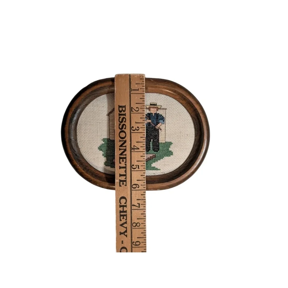 Vintage Amish Men Water Pump Cross Stitch Needlepoint Oval Wood Frame‎ Wall Art